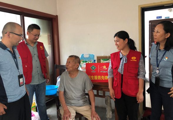 清源華衍“銀色關(guān)愛(ài)”行動(dòng)支部送清涼獻(xiàn)愛(ài)心